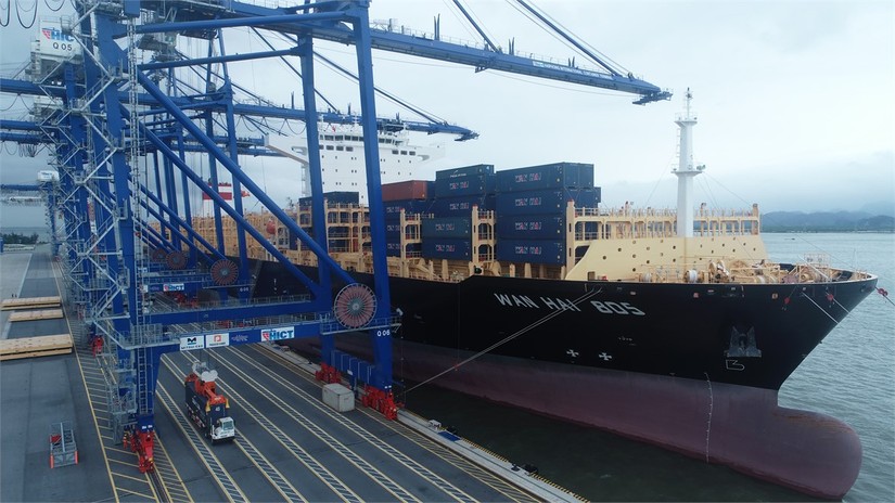 Tiếp nhận tàu container trọng tải đến 145.000 DWT giảm tải vào Tân Cảng Hải Phòng. Nguồn: HICT.