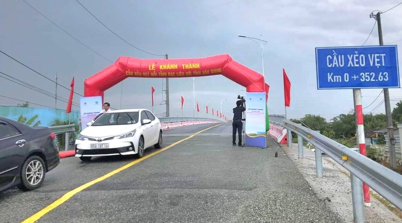 Thông xe cầu Xẻo Vẹt nối liền 2 tỉnh Bạc Liêu - Hậu Giang.