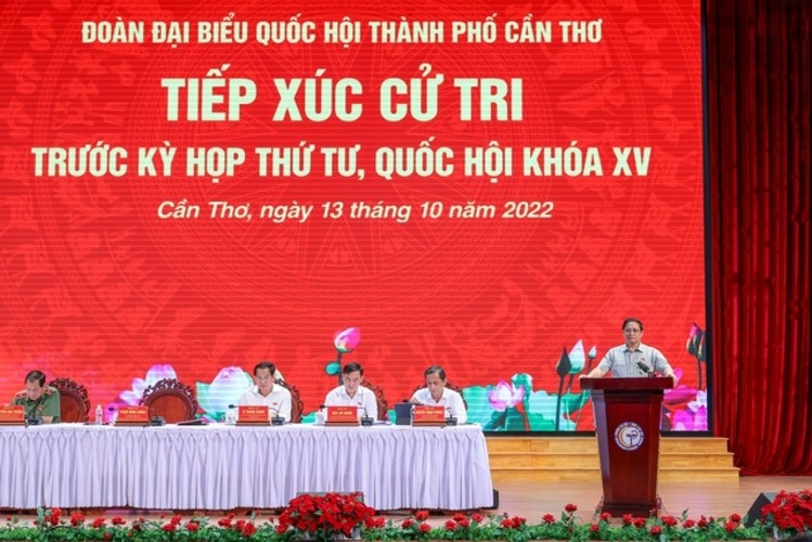 Thủ tướng Phạm Minh Chính và các đại biểu Quốc hội TP Cần Thơ giải đáp, làm rõ nhiều ý kiến, đề xuất của cử tri. Nguồn: VGP.