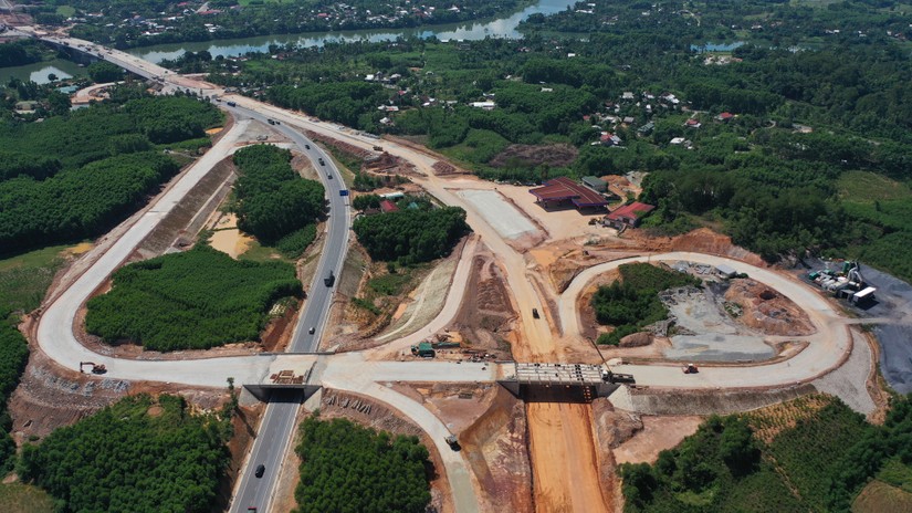 Gia hạn hoàn thành tuyến chính cao tốc Cam Lộ - La Sơn trong tháng 11/2022. 