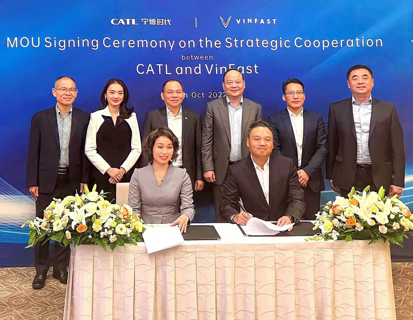 VinFast ký kết hợp tác phát triển xe điện cùng hãng pin hàng đầu thế giới CATL tại Nhật Bản. 