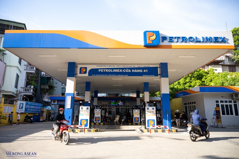 Tất cả cây xăng Petrolimex tại Hà Nội sẽ bán hàng 24/24h trong 6 ngày tới. Ảnh: Quách Sơn.
