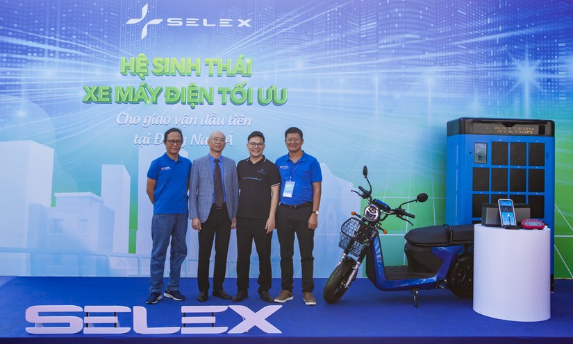Ông Trần Thanh Hải, Phó Cục trưởng Cục Xuất Nhập khẩu cùng founder của Selex Motors và đối tác tại lễ ra mắt hệ sinh thái xe máy điện tối ưu cho giao vận đầu tiên tại Đông Nam Á.
