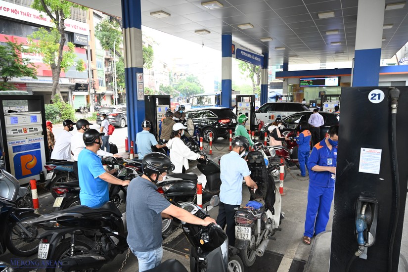 VCCI đề xuất lựa chọn phương án để doanh nghiệp 'tự quyết' giá bán lẻ xăng dầu. Ảnh: Quách Sơn.