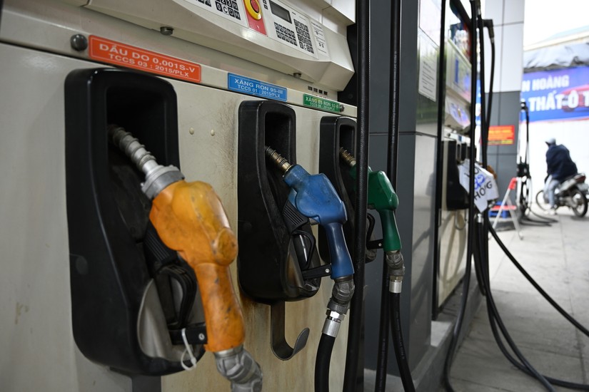 Giá xăng dầu trong nước tiếp tục tăng, kéo CPI tháng 2/2023 tăng 0,45%. Ảnh: Quách Sơn.