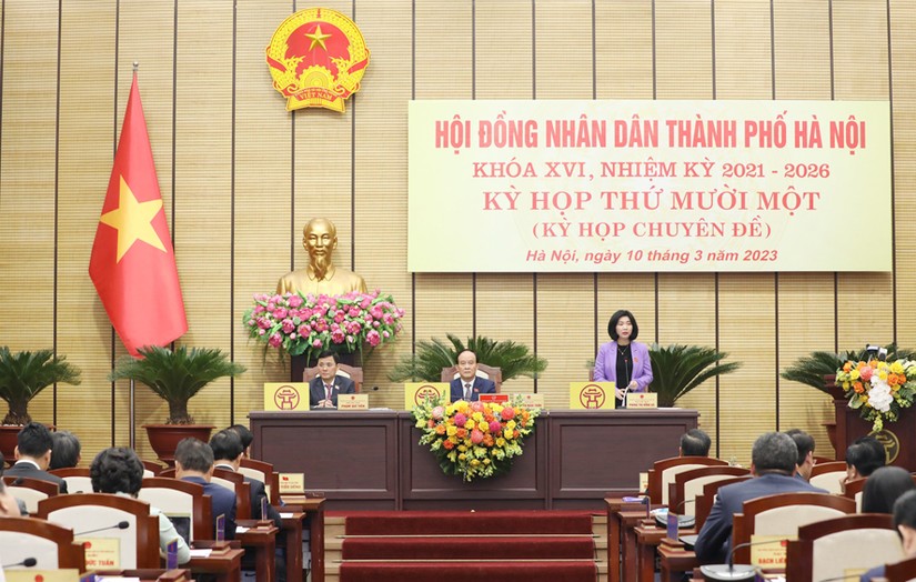 Phó Chủ tịch Thường trực HĐND TP Hà Nội Phùng Thị Hồng Hà điều hành phiên thảo luận tại kỳ họp. Nguồn: Hanoi.gov.