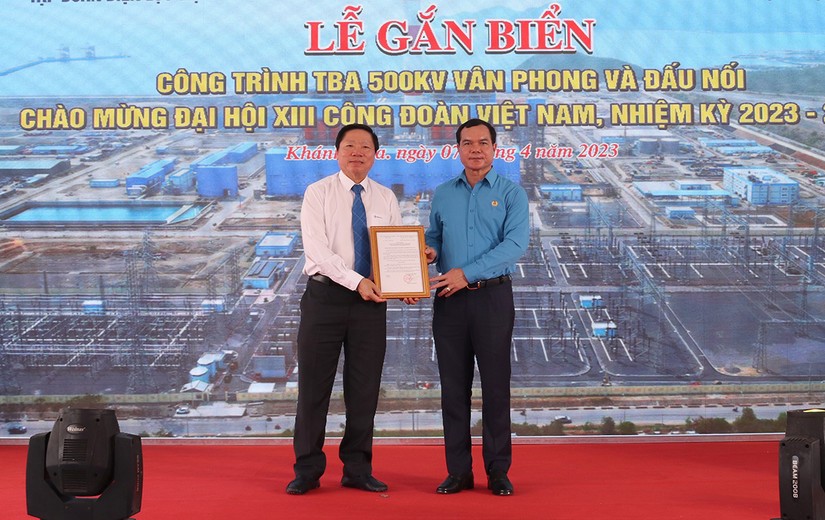 Gắn biển công trình cấp Tổng Liên đoàn Lao động Việt Nam cho dự án Trạm biến áp 500kV Vân Phong và đấu nối. Nguồn: EVN.