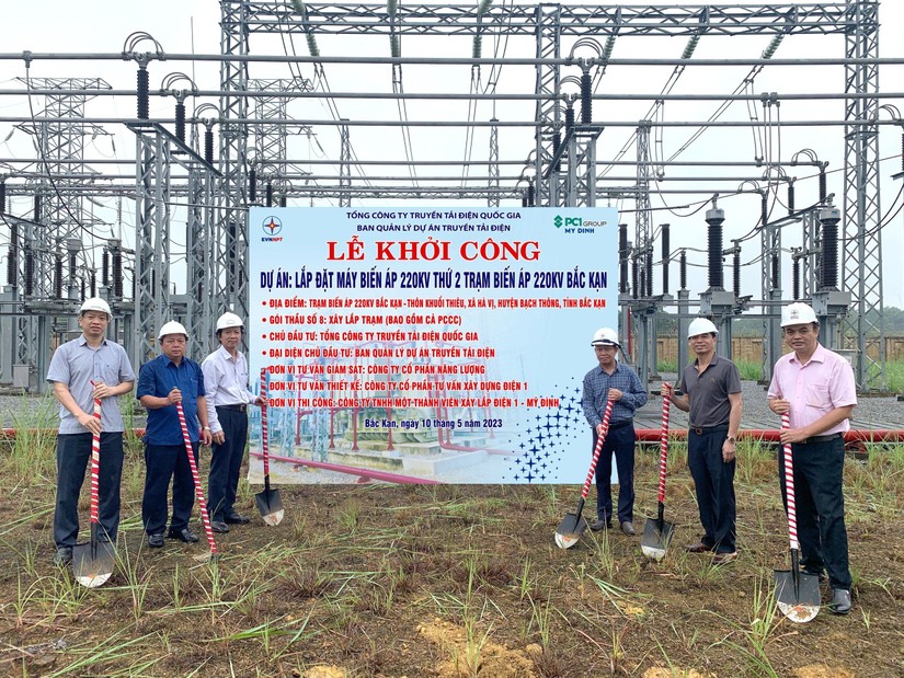 Thi công dự án truyền tải bảo đảm điện cho tỉnh Bắc Kạn. Nguồn: Tổng công ty Truyền tải điện Quốc gia.