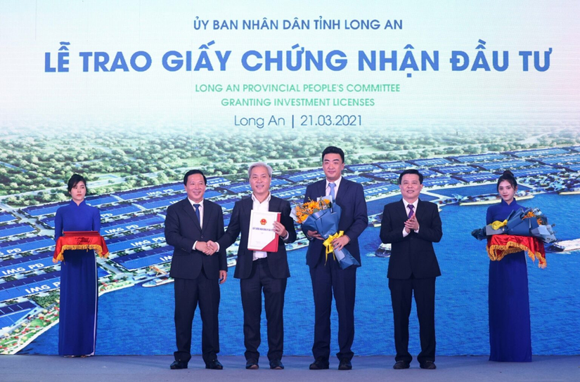 Ngày 21/3/2021, lãnh đạo tỉnh Long An trao giấy chứng nhận đầu tư cho đại diện lãnh đạo Công ty VinaCapital GS Energypte.LTD. Nguồn: UBND tỉnh Long An.