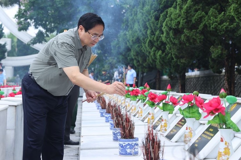 Thủ tướng dâng hương phần mộ liệt sĩ tại Nghĩa trang liệt sĩ Quốc gia Vị Xuyên. Nguồn: VGP.