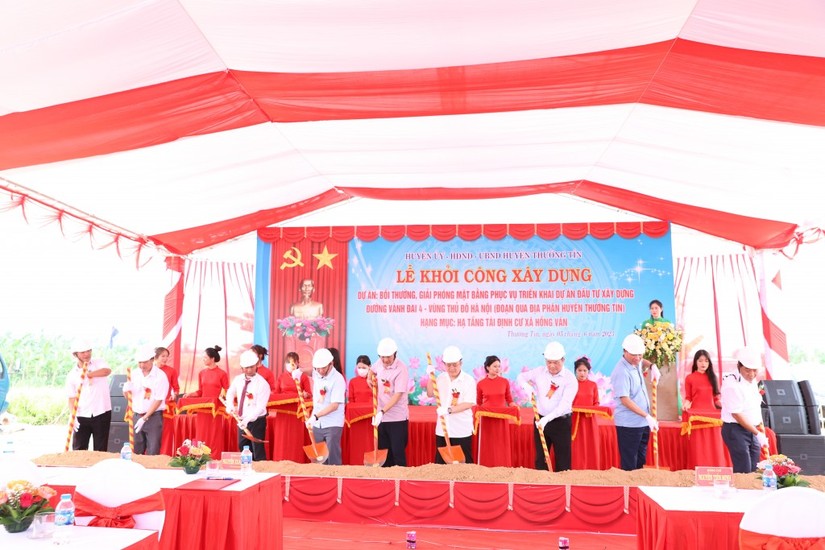 Các đại biểu thực hiện nghi thức khởi công dự án xây dựng hạ tầng kỹ thuật khu tái định cư ở xã Hồng Vân. Nguồn: VGP. 