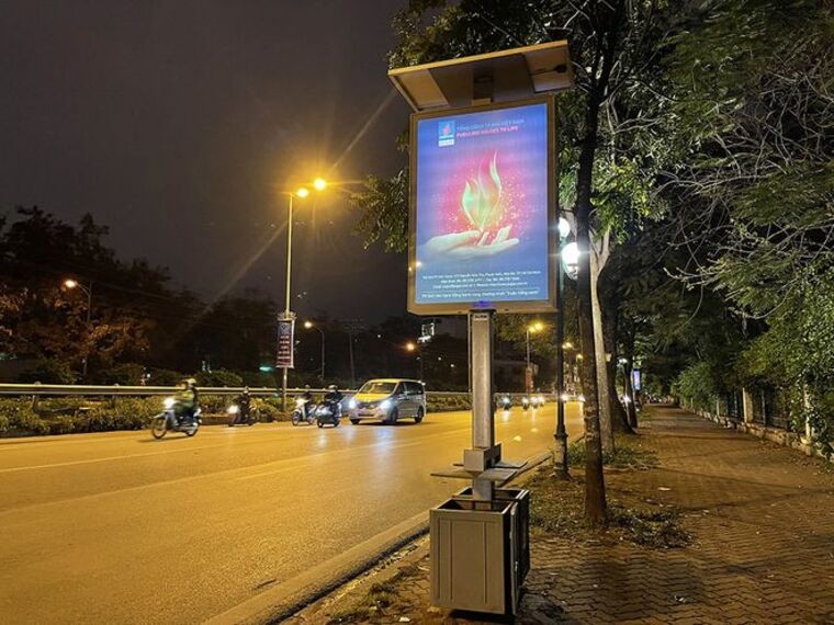 Đèn biển quảng cáo gắn tại thùng rác công cộng tại Hà Nội chạy bằng năng lượng mặt trời. Nguồn: EVN.