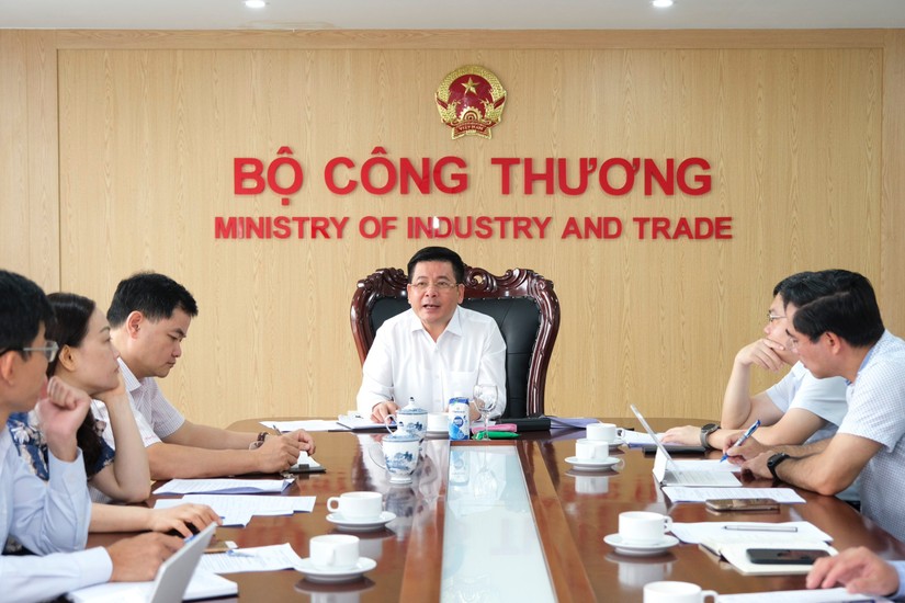 Sáng 9/6, Bộ trưởng Công Thương Nguyễn Hồng Diên làm việc với đoàn thanh tra chuyên ngành về quản lý và cung ứng điện của Tập đoàn Điện lực Việt Nam (EVN) giai đoạn từ 1/1/2021 đến 1/6/2023.