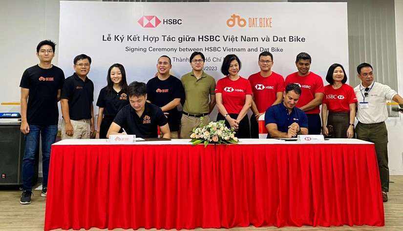 HSBC Việt Nam tiến hành ký kết hợp tác chiến lược cùng Dat Bike. 