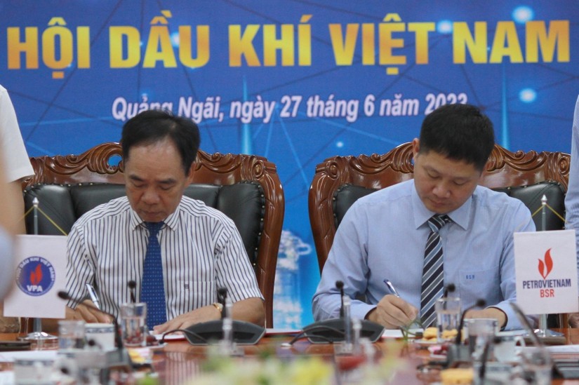 Chủ tịch Hội Dầu khí Việt Nam Nguyễn Quốc Thập và Tổng giám đốc BSR Bùi Ngọc Dương ký kết thỏa thuận hợp tác giữa 2 đơn vị. Nguồn: PetroTimes. 
