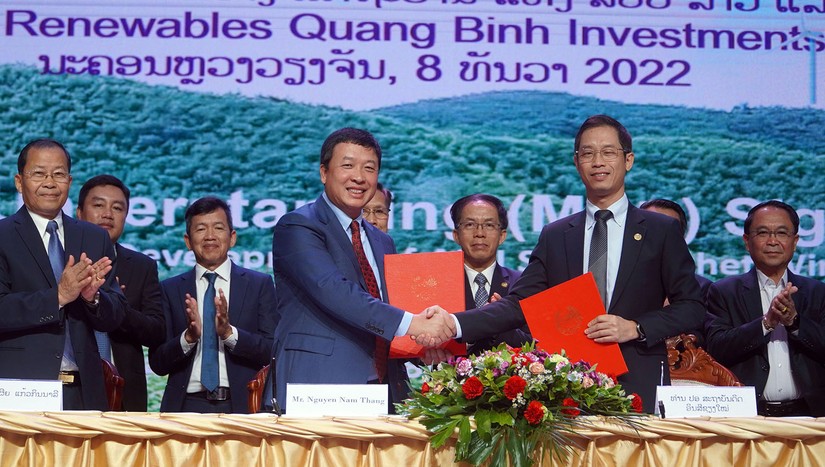 Đại điện Chính phủ nước CHDCND Lào và đại diện Công ty AMI Renewables Quảng Bình ký kết hợp tác. Nguồn: Báo Quảng Bình. 