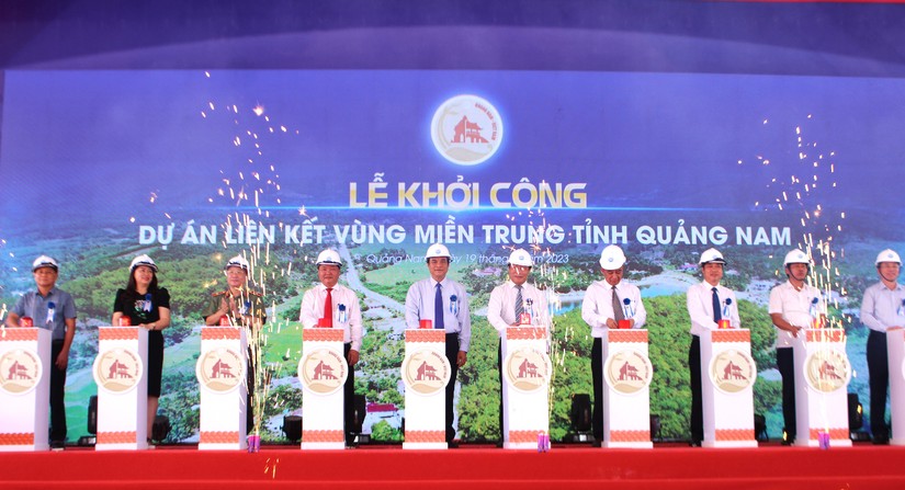 Các đại biểu bấm nút khởi công dự án. Nguồn: Cổng thông tin điện tử tỉnh Quảng Nam.