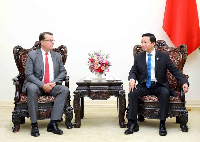 Phó Thủ tướng Trần Hồng Hà trao đổi với ông Steven Winn về giải pháp nhằm đưa ra mức giá điện phù hợp với khả năng chi trả của người dùng Việt Nam. Nguồn: VGP 