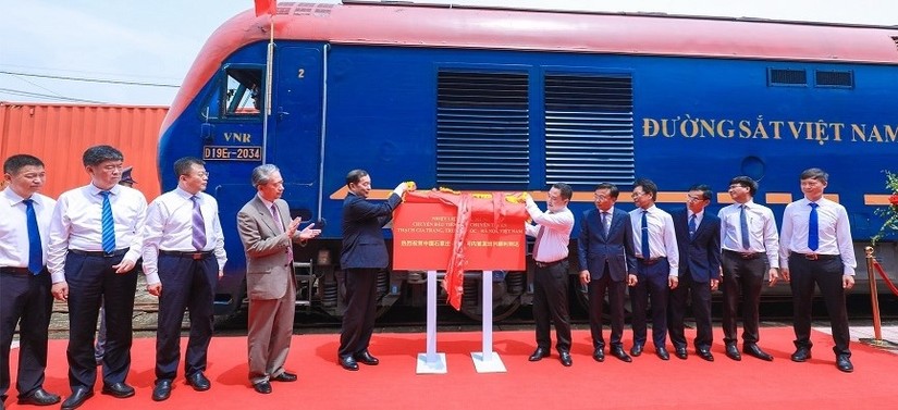 Việc khai thông tuyến vận tải đường sắt Trung - Việt này đã rút ngắn thời gian vận chuyển hàng hóa xuống còn dưới một nửa. Nguồn: VNR.