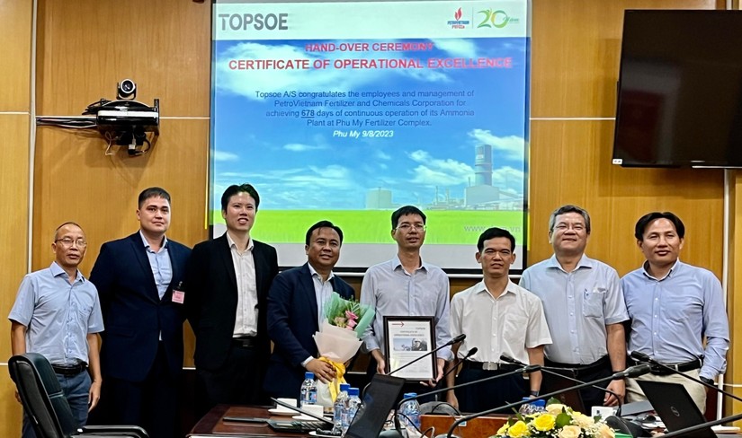 Ông Amrul Atiqi Sansudin, Giám đốc Haldor Topsoe Châu Á, trao Chứng nhận Vận hành xuất sắc cho đại diện Nhà máy Đạm Phú Mỹ. Nguồn: PVFCCo.