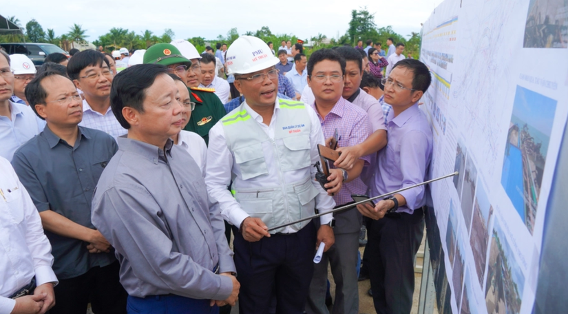 Phó Thủ tướng Trần Hồng Hà nghe báo cáo tiến độ thi công cao tốc Cần Thơ - Cà Mau. Nguồn: Báo Giao Thông. 