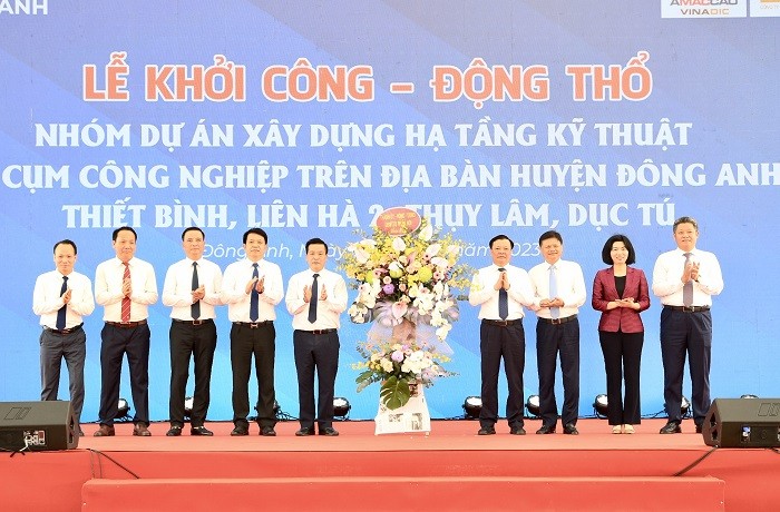Lãnh đạo thành phố tặng hoa chúc mừng huyện Đông Anh. Nguồn: Cổng thông tin điện tử TP Hà Nội. 
