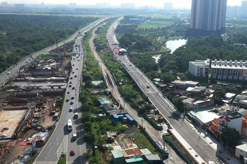 Đường song hành dẫn vào cao tốc TP.HCM - Long Thành - Dầu Giây (nằm bên phải) sau khi thông xe sẽ giúp giảm ùn tắc giao thông khu vực nút giao An Phú. Nguồn: Báo Đầu tư. 