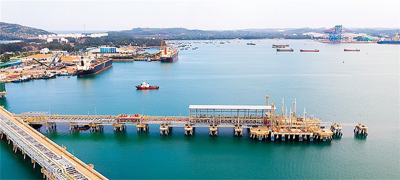 Khu vực cảng xuất sản phẩm của NMLD Dung Quất đồng bộ với hệ thống cảng tại vịnh Dung Quất. Nguồn: BSR. 