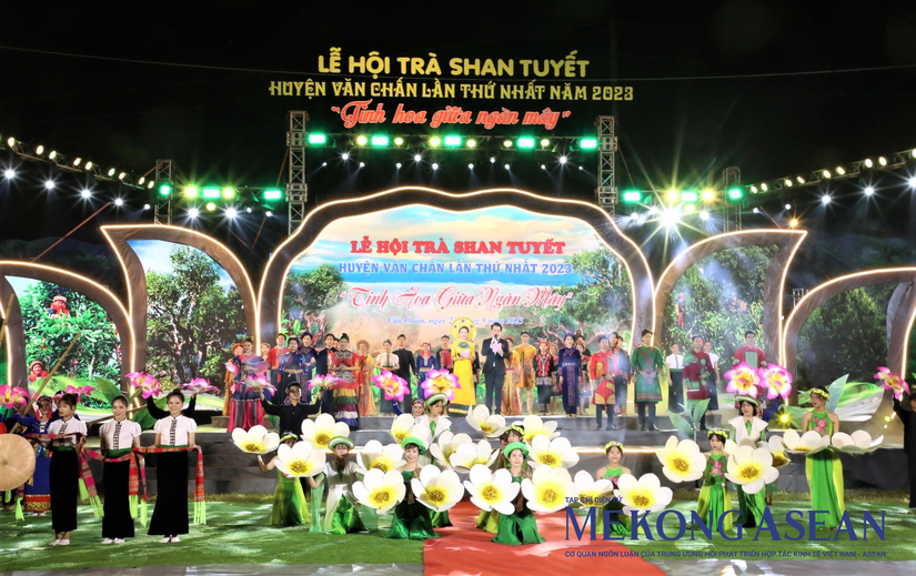Tiết mục văn nghệ mở màn Lễ hội Trà Shan tuyết "Tinh hoa giữa ngàn mây" lần thứ nhất năm 2023. 
