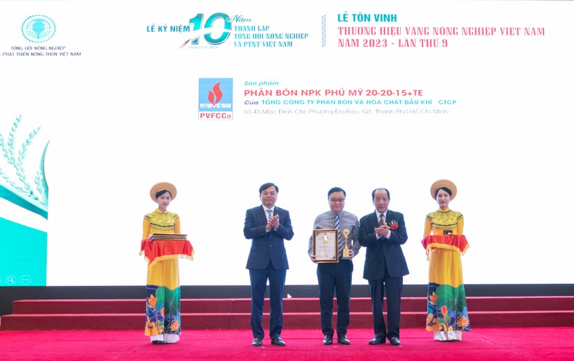 Đại diện PVFCCo nhận biểu trưng chứng nhận Thương hiệu vàng nông nghiệp Việt Nam 2023.