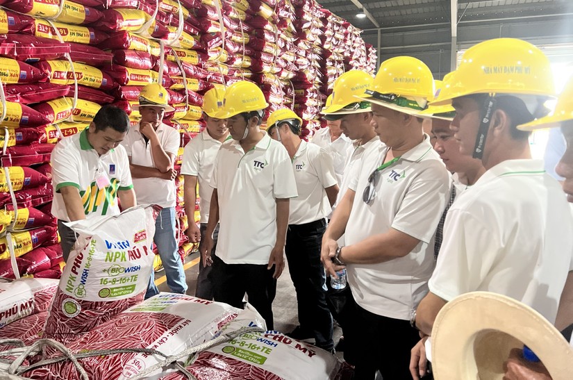 Anh Nguyễn Thanh Hiếu (ngoài cùng bên trái) giới thiệu cho khách hàng là các nông dân trồng mía khi đến tham quan Nhà máy NPK Phú Mỹ.