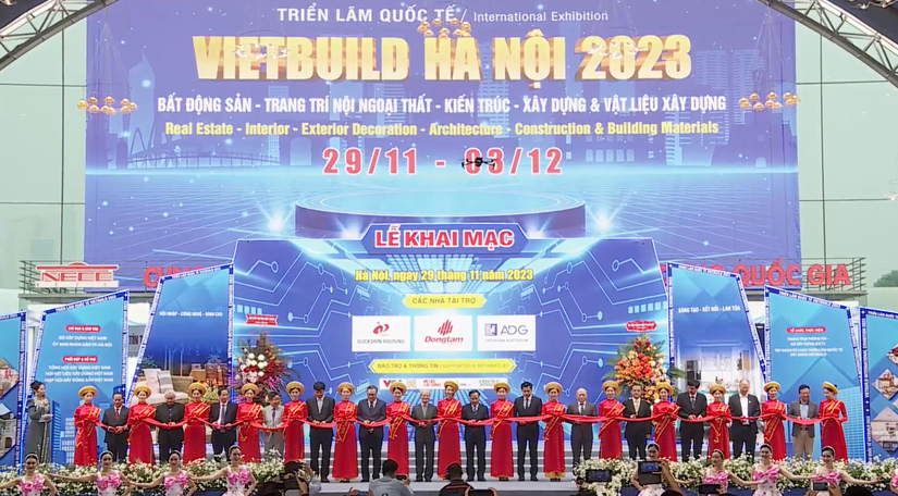 Các đại biểu tiến hành cắt băng khai mạc Triển lãm quốc tế Vietbuild Hà Nội năm 2023 lần 3. 