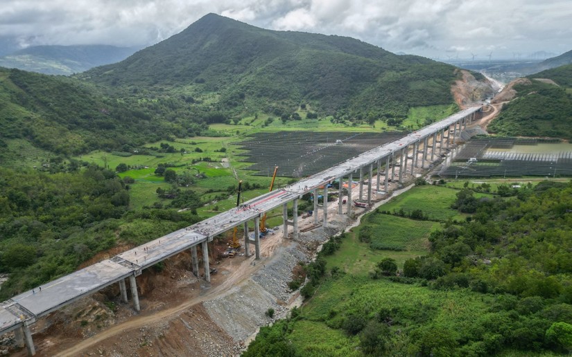 Cầu vượt núi cao nhất cao tốc Cam Lâm – Vĩnh Hảo nhìn từ trên cao. Nguồn: Báo Khánh Hòa.
