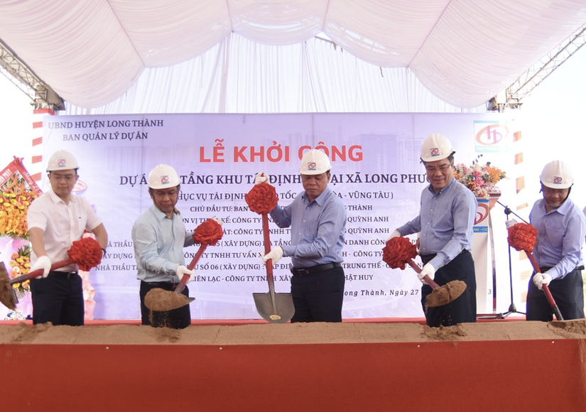 Các đại biểu thực hiện nghi thức khởi công xây dựng khu tái định cư Long Phước. Nguồn: Báo Giao thông.