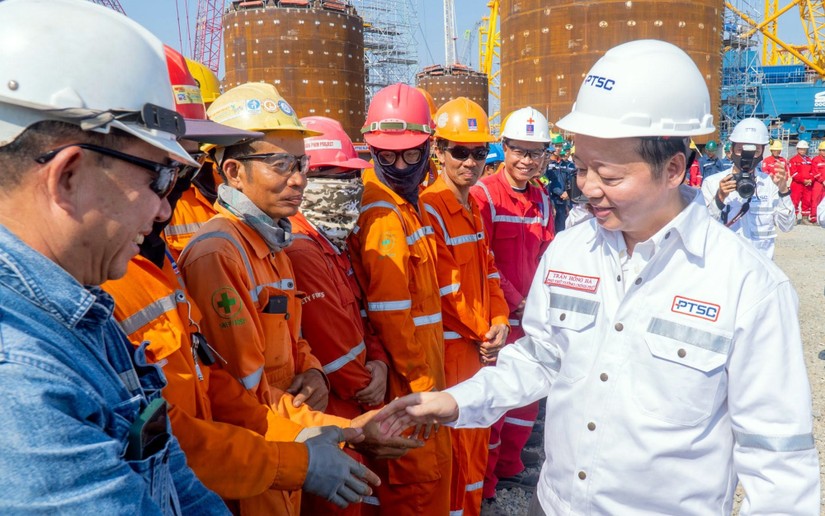Phó Thủ tướng Trần Hồng Hà tham quan khu vực xưởng sơn chân đế giàn năng lượng tái tạo ngoài khơi, khu căn cứ cảng và bãi chế tạo PTSC. Nguồn: VGP.