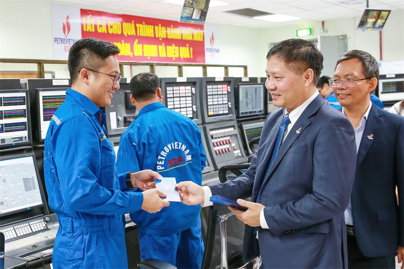 Tổng Giám đốc BSR Bùi Ngọc Dương thăm hỏi, lì xì đội ngũ công nhân viên trực tại nhà máy dịp Tết. Nguồn: BSR.