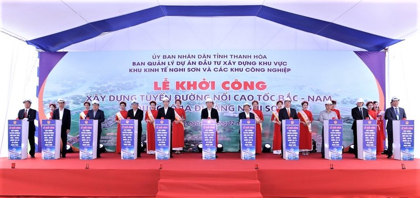 Các đại biểu thực hiện nghi thức khởi công dự án đường nối cao tốc Bắc - Nam, Quốc lộ 1A đi cảng Nghi Sơn. Nguồn: Báo Thanh Hóa.