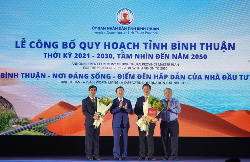 Phó Thủ tướng Trần Hồng Hà trao quyết định của Thủ tướng Chính phủ phê duyệt Quy hoạch tỉnh Bình Thuận thời kỳ 2021 - 2030, tầm nhìn đến năm 2050 cho lãnh đạo tỉnh Bình Thuận. Nguồn: Cổng TTĐT tỉnh Bình Thuận.