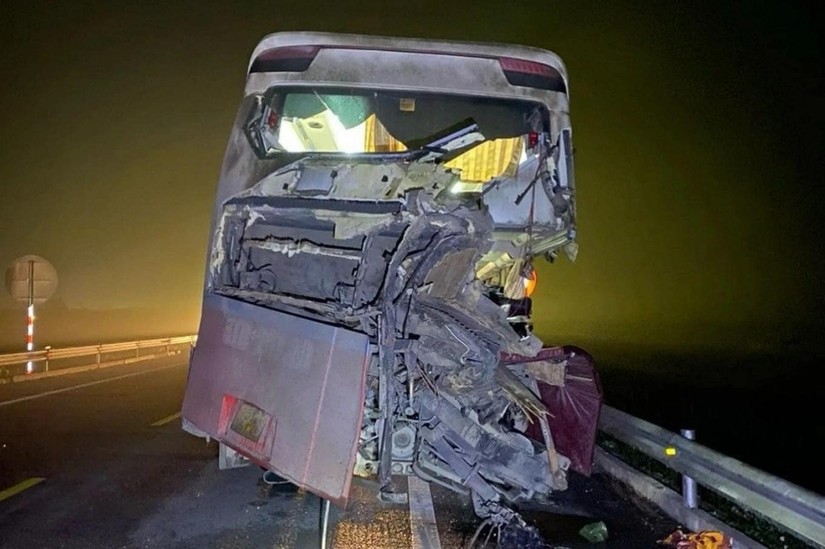Hiện trường vụ tai nạn giao thông nghiêm trọng trên tuyến cao tốc Cam Lộ - La Sơn ngày 10/3. Nguồn: VGP.
