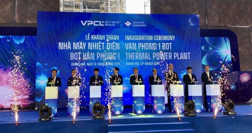 Các đại biểu thực hiện nghi thức đấu nối điện năng từ Nhà máy nhiệt điện Vân Phong 1 hòa vào điện lưới quốc gia, chính thức khánh thành nhà máy. Nguồn: Báo Công Thương.