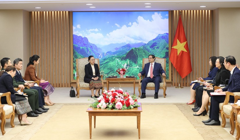 Thủ tướng Phạm Minh Chính chúc mừng bà Khamphao Ernthavanh được bổ nhiệm làm Đại sứ Lào tại Việt Nam. Nguồn: VGP.