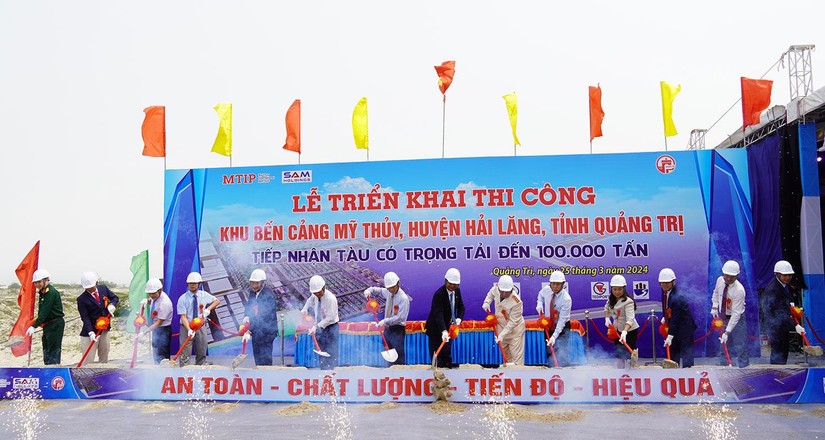 Các đại biểu thực hiện nghi lễ triển khai thi công dự án. Nguồn: UBND tỉnh Quảng Trị.