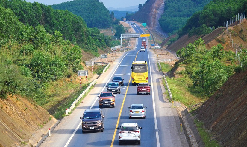 Tuyến cao tốc Cam Lộ - La Sơn được đầu tư phân kỳ 2 làn xe. Nguồn: VGP.