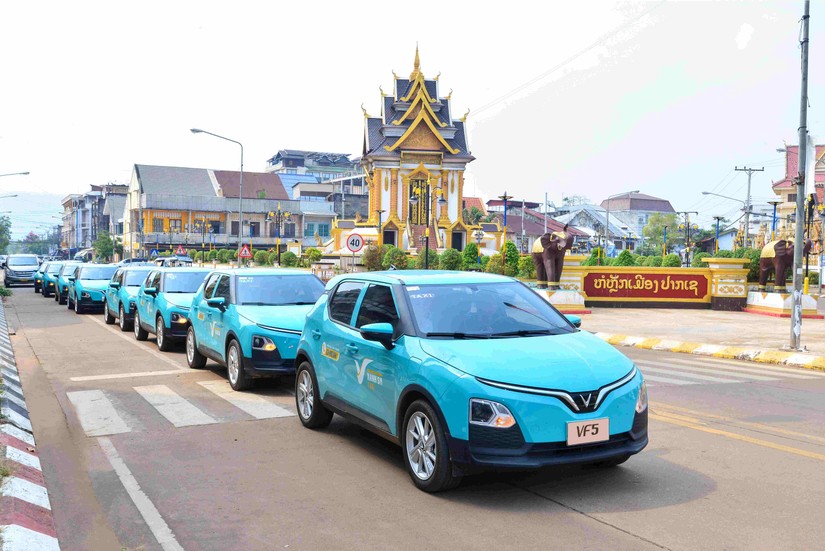 Từ ngày 5/4, người dân địa phương và khách du lịch khi tới Champasak có thể sử dụng dịch vụ vận chuyển bằng taxi điện Xanh SM. Nguồn: VinFast.