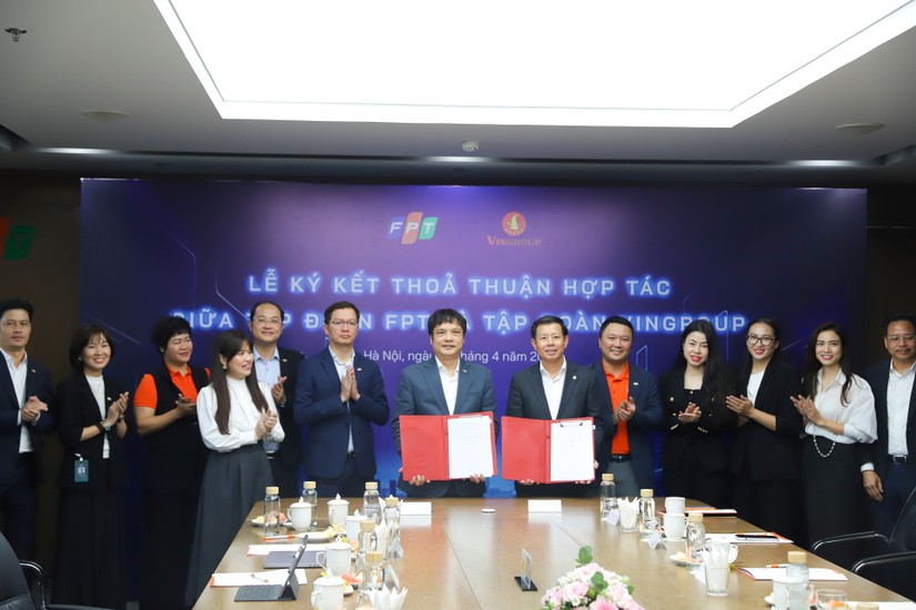 Tổng giám đốc Tập đoàn Vingroup và Tổng giám đốc Tập đoàn FPT ký kết thỏa thuận hợp tác toàn diện về thúc đẩy chuyển đổi xanh tại Việt Nam.