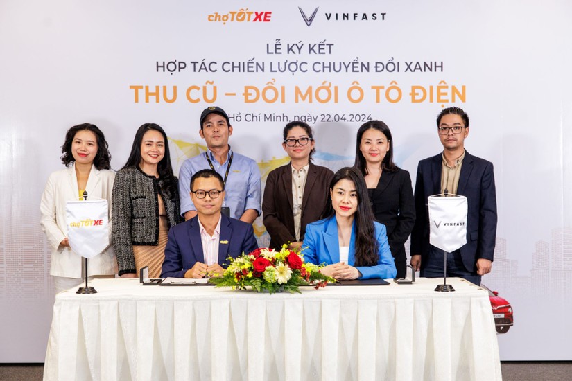 Bà Dương Thị Thu Trang,Tổng giám đốc VinFast Thị trường Việt Nam và ông Nguyễn Trọng Tấn, Tổng giám đốc Chợ Tốt, cùng đại diện hai công ty tại lễ ký kết hợp tác. Nguồn: VinFast.