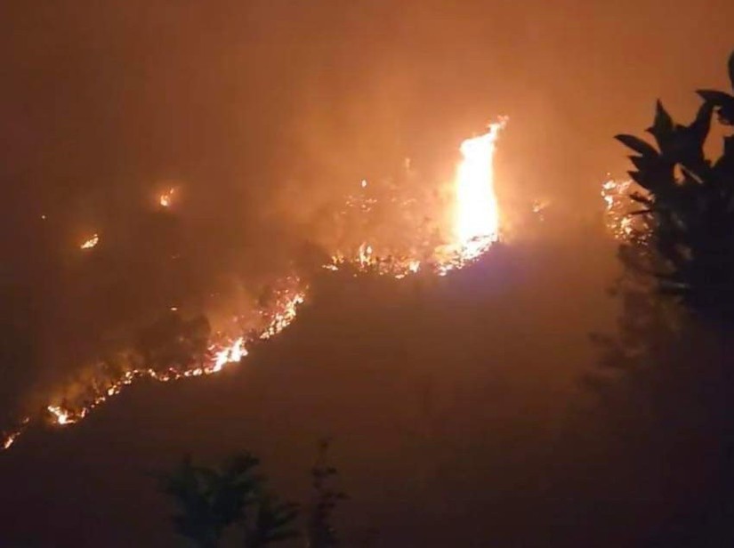 Đám cháy rừng bùng phát trong đêm ngày 26/4 trên đỉnh Tây Côn Lĩnh, Hà Giang. Nguồn: VGP.