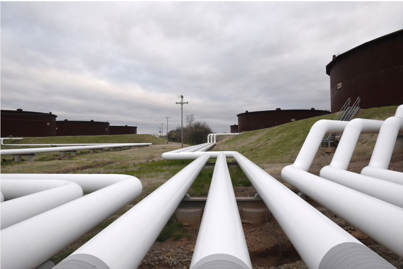 Các đường ống dẫn đến các bể chứa dầu thô của Enbridge Inc. tại trang trại bể chứa của họ ở Cushing, Oklahoma. Ảnh: The Reuters.