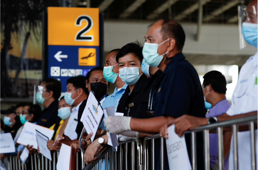 Tài xế khách sạn đợi hành khách tại sân bay, khi Phuket mở cửa trở lại cho khách du lịch nước ngoài, cho phép người nước ngoài được tiêm phòng đầy đủ đến thăm hòn đảo nghỉ dưỡng mà không cần kiểm dịch. Ảnh: Reuters 
