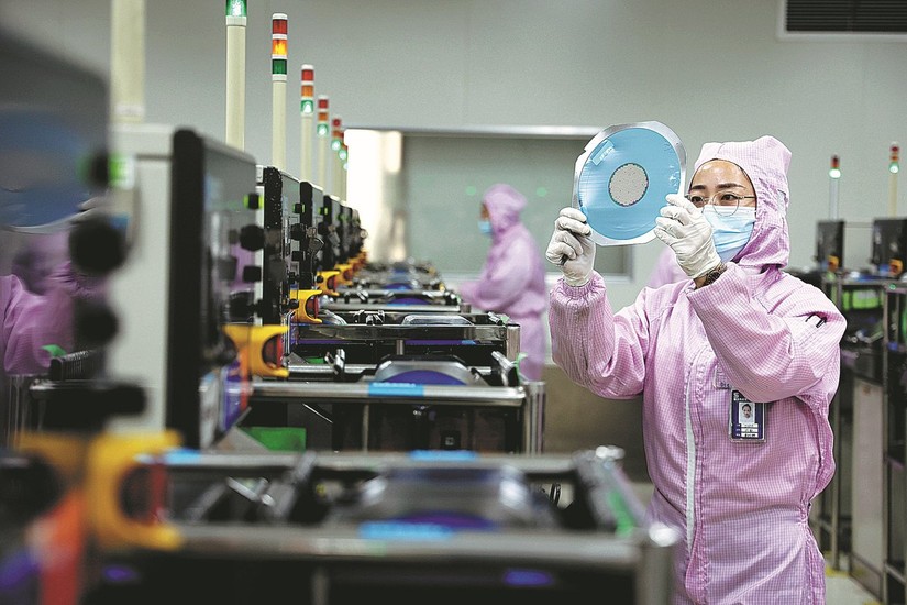 Một nhân viên làm việc trong một nhà máy sản xuất chất bán dẫn ở Tân Châu, tỉnh Sơn Đông. 